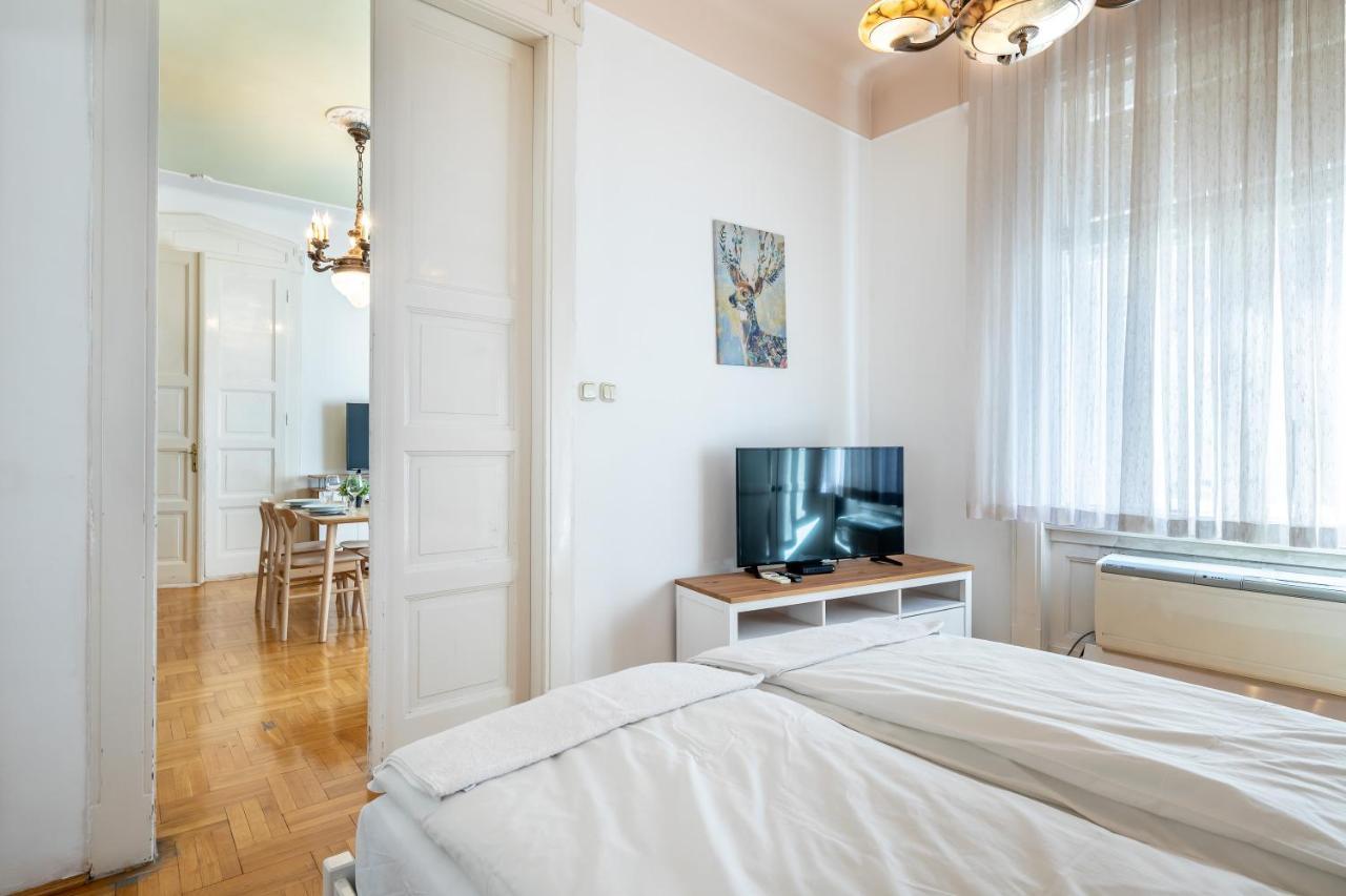 בודפשט Huge Apartment In The City Center מראה חיצוני תמונה