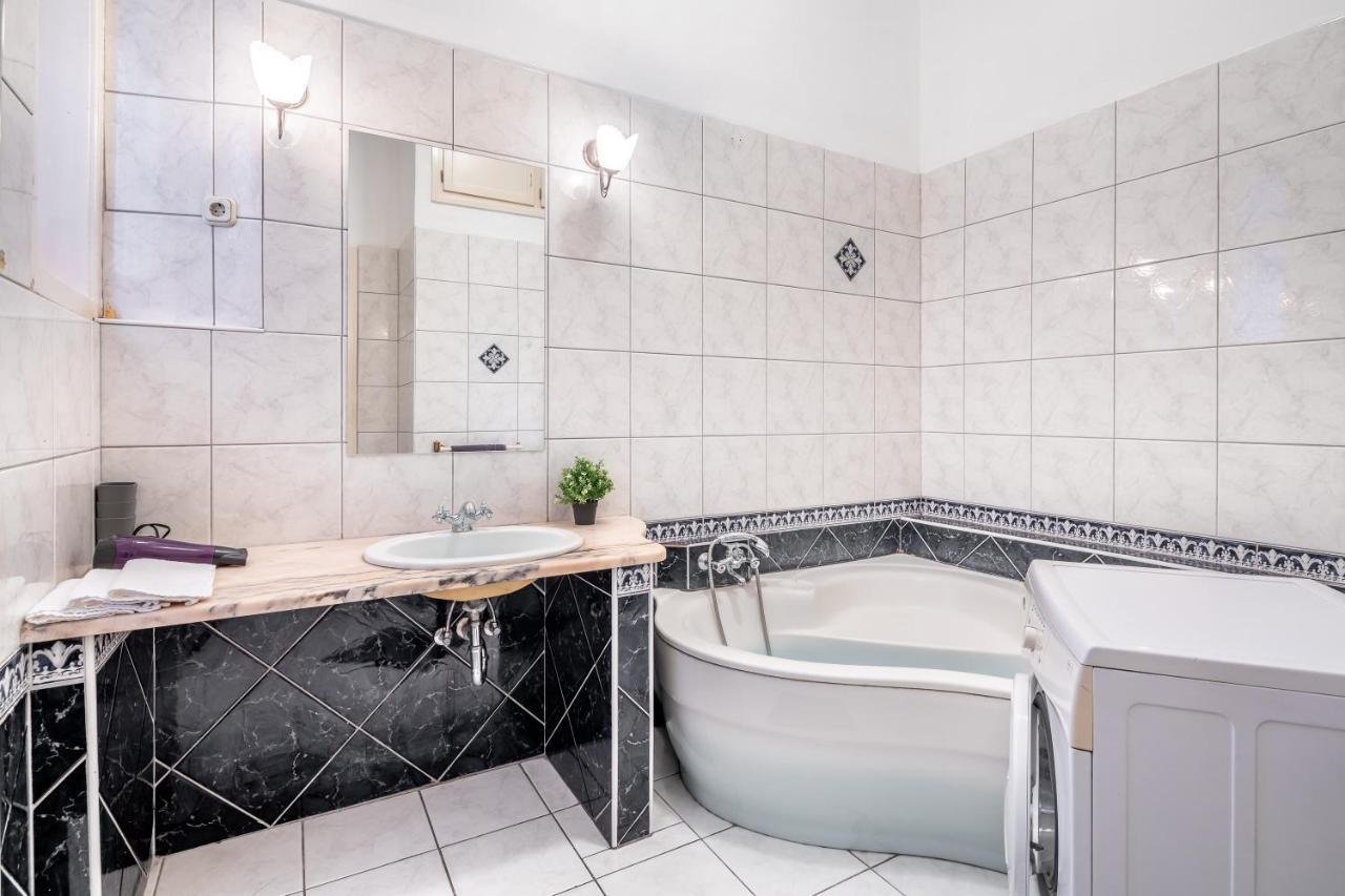 בודפשט Huge Apartment In The City Center מראה חיצוני תמונה